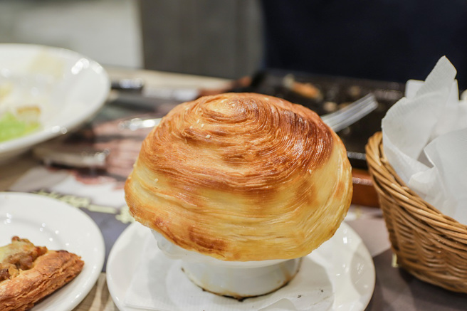 不少牛排馆或西餐厅会在餐点中附上酥皮浓汤。(示意图/达志影像)