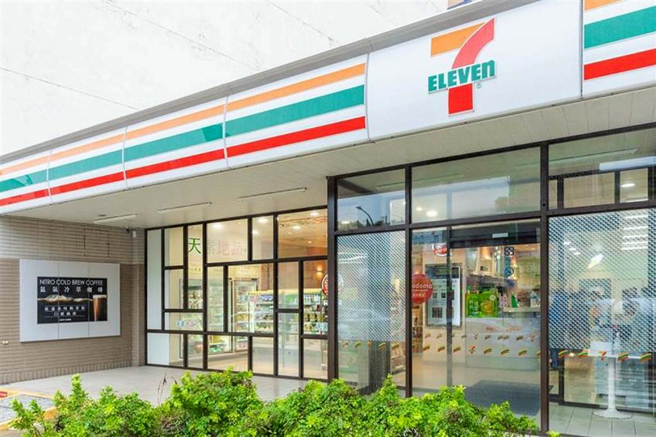 事实上，超商自动门外的玻璃亭叫做「风除室」，主要用来防抢、避免冷气外漏、减少蚊虫飞入。（图／统一超商提供）