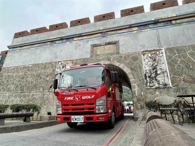 该辆迷你水箱车可轻松通过城门。（翻摄照片／高雄洪靖宜传真）