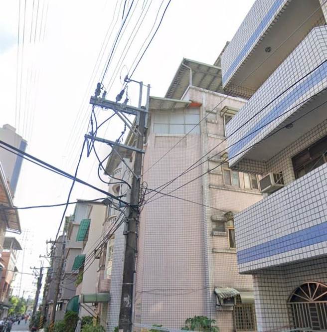 原本是3层楼的合法透天厝，屋主竟违建加盖到6楼。（新北市工务局提供）