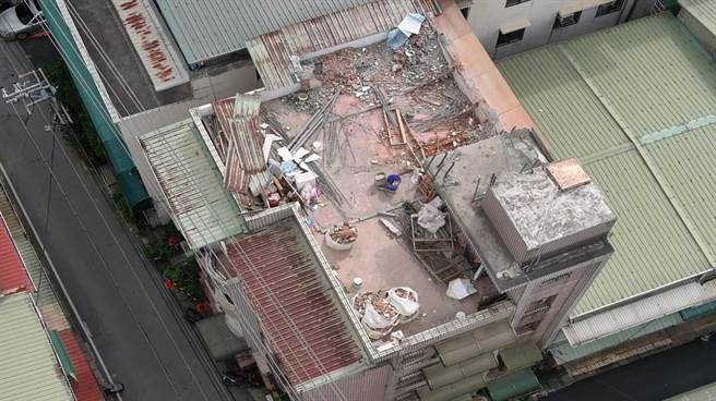 最后屋主担心遭强拆并收取拆除费用，自行在期限内拆除完毕。（新北市工务局提供）