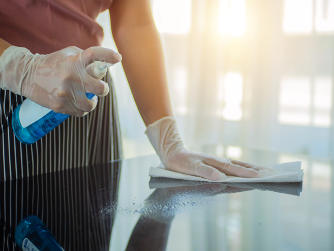 医师黄轩表示，消毒居家环境可使用1:50的稀释漂白水，从较乾净的地方开始清洁，一天至少消毒一次，家庭传播风险可从90%下降至10%。（图／示意图，达志影像）