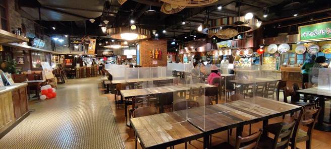 美食街「大食代美食廣場」用餐人潮稀落，空位近9成。（陳慰慈攝）