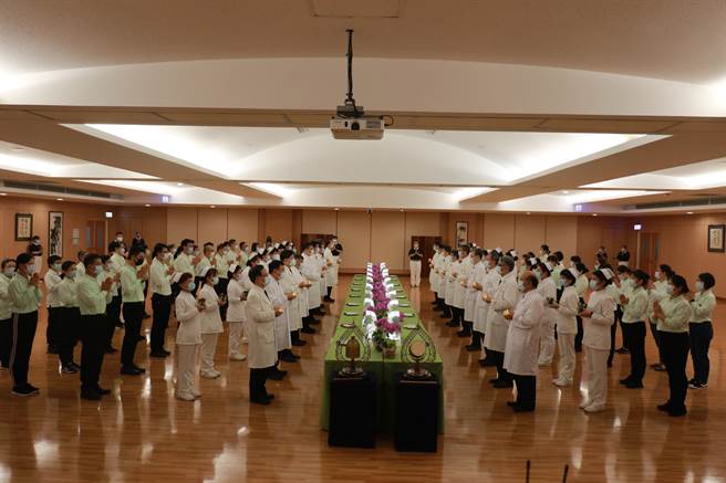 台中慈濟醫院醫護同仁與全球18個國家地區，49個社區道場一同連線浴佛。（台中慈濟醫院提供）