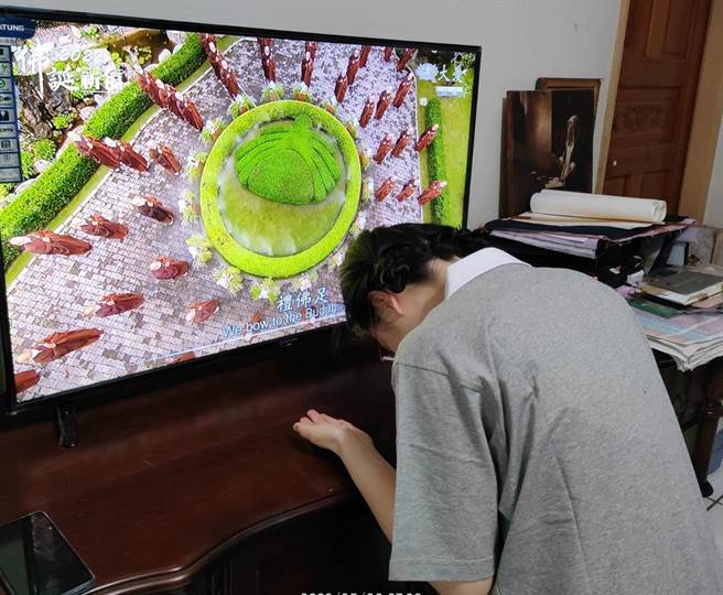 台中慈濟醫院同仁在家透過全球連線一起參與浴佛。（台中慈濟醫院提供）