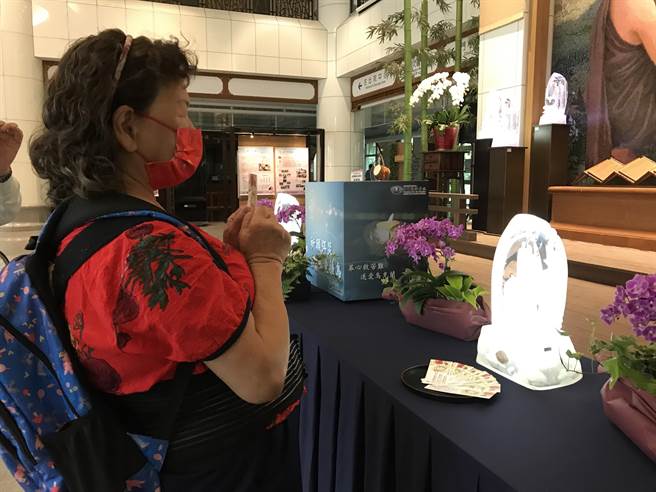 曹女士身體欠安，聽說臺中慈院有浴佛一早就搭公車前來祈請佛菩薩保佑。（台中慈濟醫院提供）