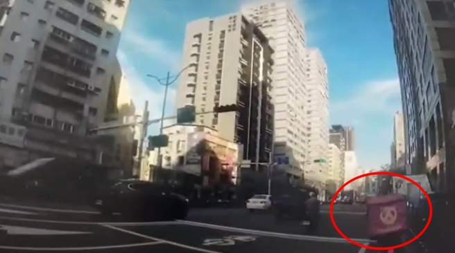 外送員PO文稱攙扶視障過馬路機車違停遭罰，警方表示若有證據可申訴撤銷罰單。(翻攝影片)
