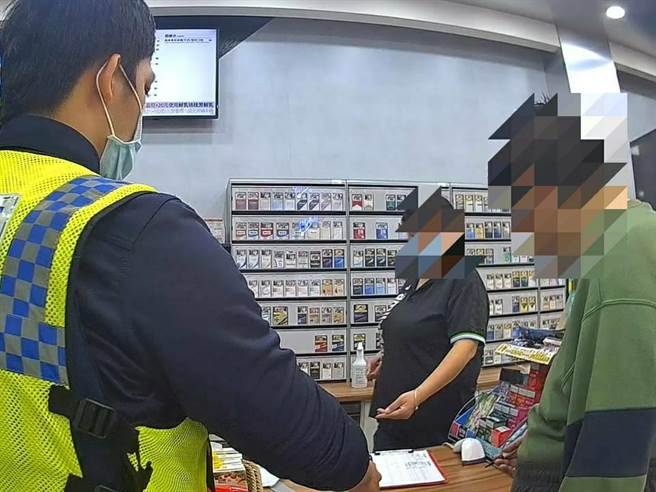 林姓男子疑似从新庄走到桃园约30多公里，还因为太累，在超商站着就睡着。（翻摄照片）