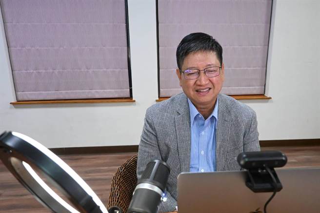 楊文科上直播節目，有問必答，說對年底選戰「戒慎恐懼」。（新竹縣政府提供。羅浚濱新竹傳真）