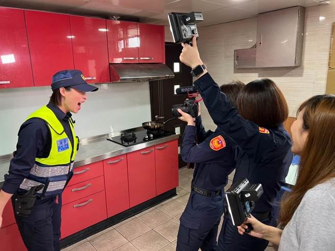 新北妇幼队花1个月时间完成「警察忙什么？」影片，道出警职妈妈的辛劳。（新北妇幼队提供）