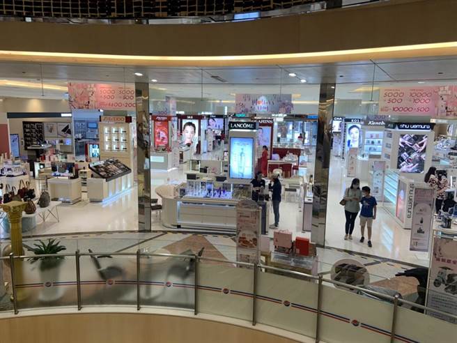 疫情影响，花莲百货公司人潮较往年母亲节减少1至2成。（罗亦晽摄）