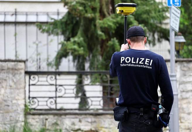 俄羅斯新聞社柏林辦公室發現爆裂物，警方獲報後趕抵現場。（圖／路透社）