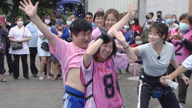 胡瓜为体恤地方妈妈，变身成为猛男。（民视提供）