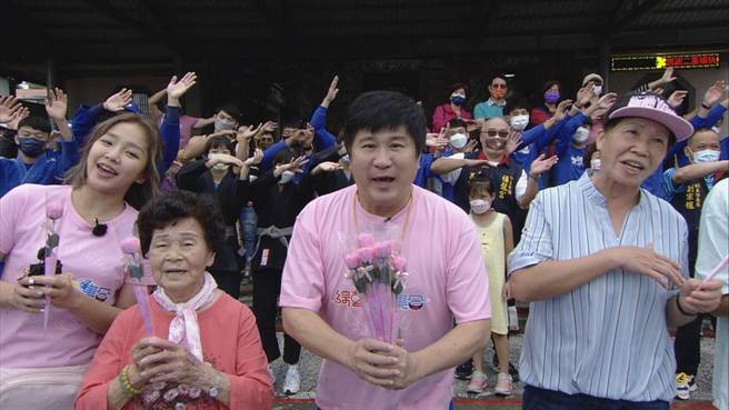 胡瓜（中）手持康乃馨庆祝母亲节。（民视提供）
