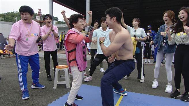 地方妈妈选择猛男秀，由舞阳（右）劲歌热舞。（民视提供）