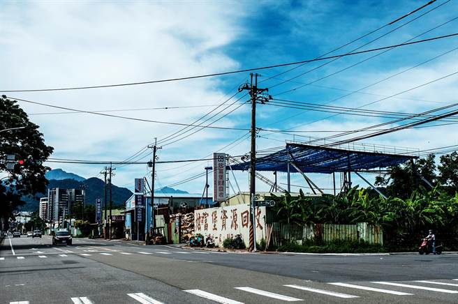 竹東鎮北興路1段和工業1路正興建竹東轉運中心及未來並有竹東行政中心和竹東大禾埕等重要建設，前膽補助經費將在周邊道路推動管線下地。（羅浚濱攝）