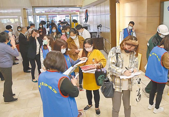 圖為去年產險業者總部出現爆炸性的投保人潮的畫面。（資料照）