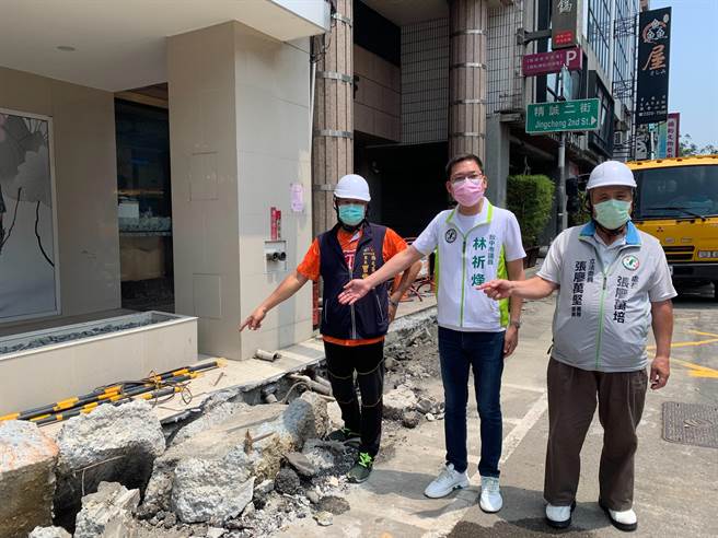 台中市议员林祈烽(中)邀集相关单位会勘积水问题，才发现是排水沟底破洞惹祸。(林祈烽提供／林欣仪台中传真)