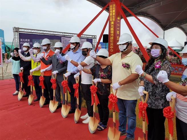 农粮署设在西螺镇汉光果菜生产合作社的区域级冷链物流中心今（8日）动土。（周丽兰摄）