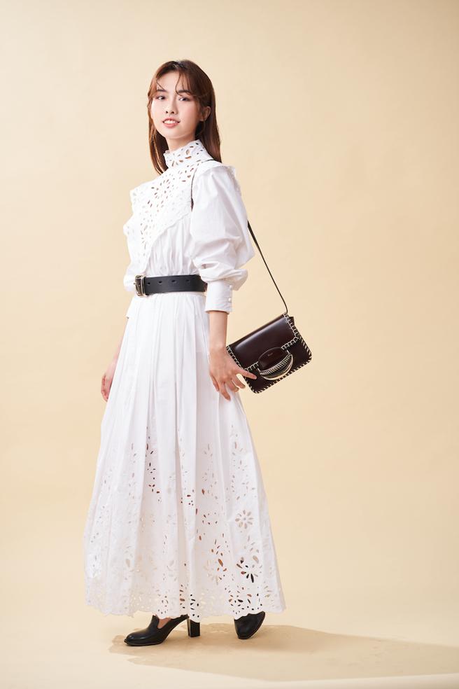 Chloe白色英式刺绣上衣7万8000元、白色英式刺绣长裙7万8000元、黑色宽版皮带2万400元、Kattie乌木棕手拿包7万8600元。（摄影JOJ Photo）