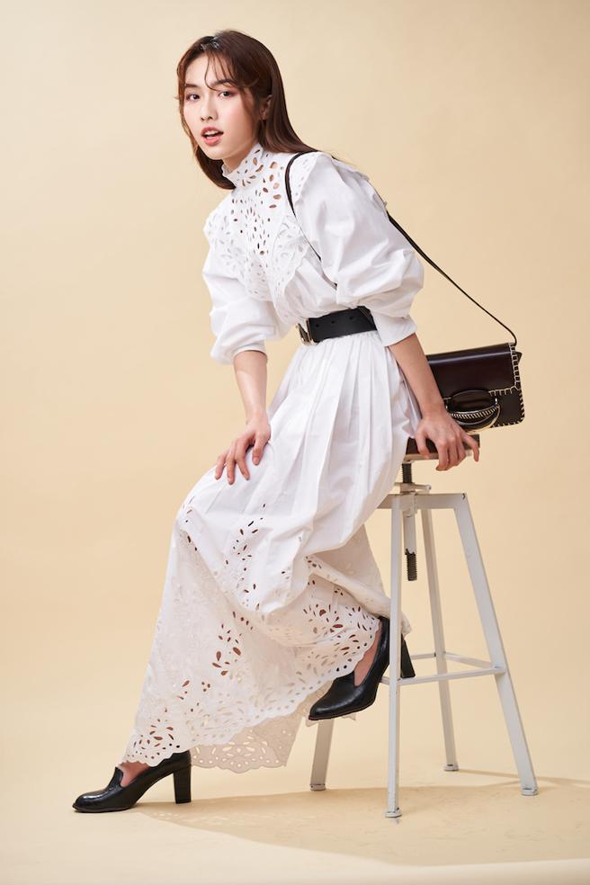 Chloe白色英式刺绣上衣7万8000元、白色英式刺绣长裙7万8000元、黑色宽版皮带2万400元、Kattie乌木棕手拿包7万8600元。（摄影JOJ Photo）
