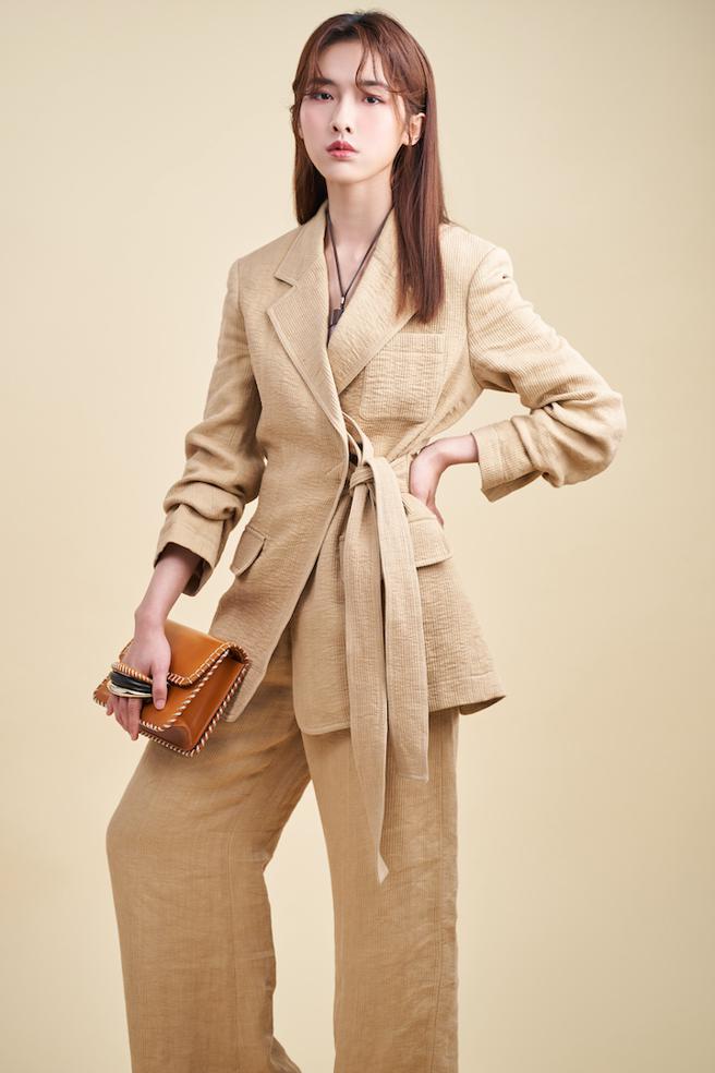 何思静以西服造型现身，她狂讚不晓得自己穿西装这么好看。Chloe卡其色亚麻西装外套9万400元、卡其色亚麻高腰宽管裤4万9100元、Kattie火焰驼色手拿包7万8600元、粉水晶项炼2万6700元。（摄影JOJ Photo）
