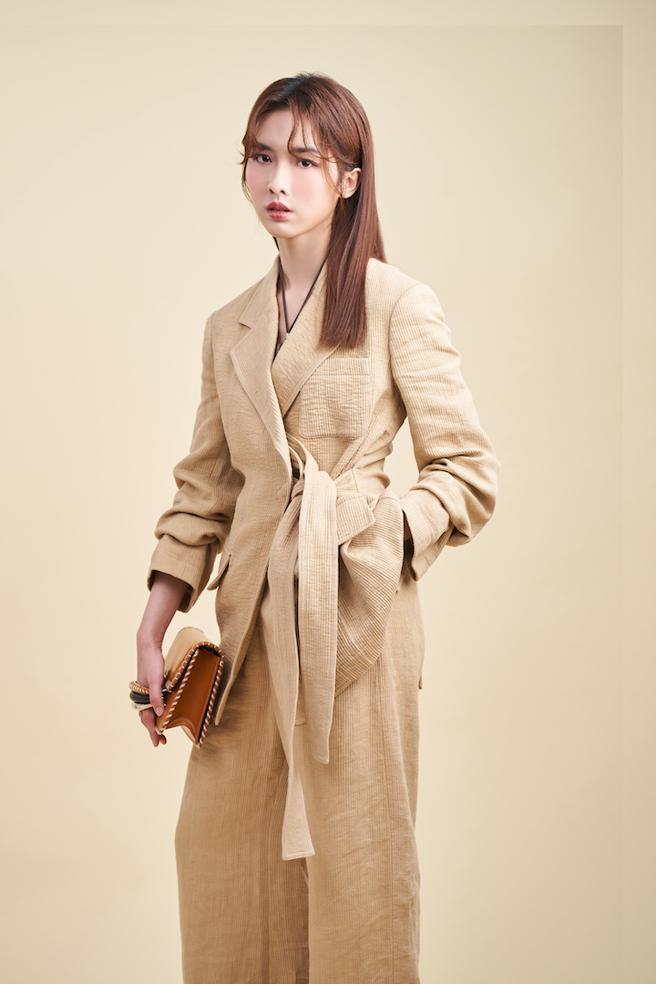 何思静以西服造型现身，她狂讚不晓得自己穿西装这么好看。Chloe卡其色亚麻西装外套9万400元、卡其色亚麻高腰宽管裤4万9100元、Kattie火焰驼色手拿包7万8600元、粉水晶项炼2万6700元。（摄影JOJ Photo）
