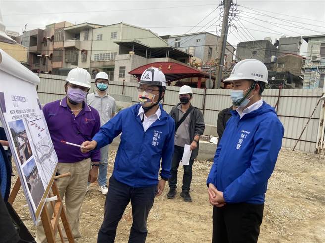 新竹市公道三新辟道路将在本月底通行，11日起竹光路、延平路一段291巷将封路14天，市长林智坚（右）昨天也亲自前往了解工程进度，紧盯最后施工品质。（陈育贤摄）