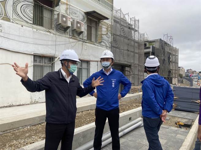 新竹市公道三新辟道路将在本月底通行，11日起竹光路、延平路一段291巷将封路14天，市长林智坚（中）昨天也亲自前往了解工程进度，紧盯最后施工品质。（陈育贤摄）