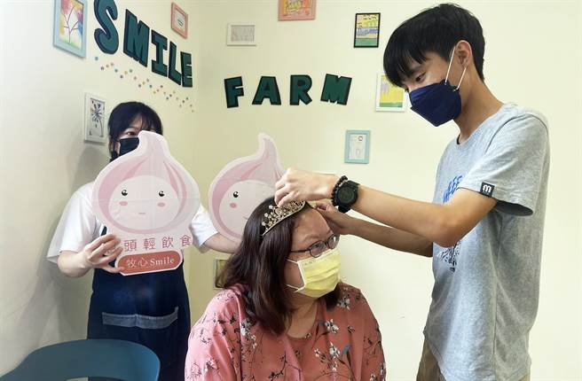 台東牧心附設蔥頭輕飲食，在母親節邀請孩子陪媽媽吃飯，並且親手為媽媽戴上皇冠。（莊哲權攝）