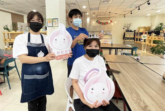 台東牧心附設蔥頭輕飲食，在母親節邀請孩子陪媽媽吃飯，並且親手為媽媽戴上皇冠。（莊哲權攝）