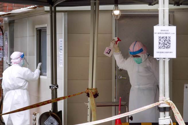 台灣新冠疫情升溫，英國媒體每日電訊報（The Telegraph）報導指出，因台灣解封速度太快，恐在夏季前造成前所未有的死亡率。圖為關渡醫院採檢站。（鄧博仁攝）
