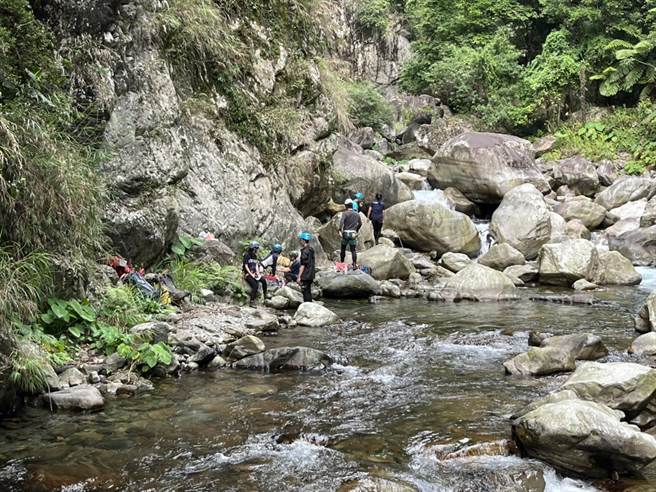 台大登山社7日前往八仙山森林遊樂區旁溪谷溯溪，其中22歲蔡姓男子8日在探路時失足，不慎跌落邊坡30公尺處身亡。圖為消防人員救援畫面。（台中市消防局提供）