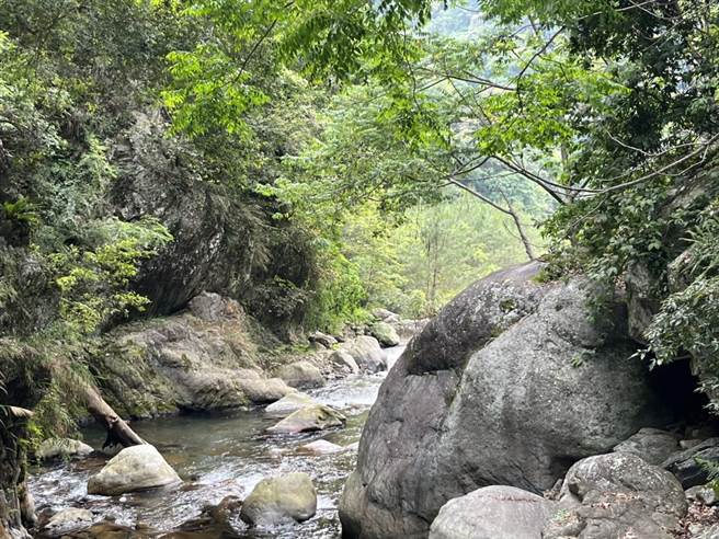 22歲蔡姓男子不慎跌落邊坡30公尺處，消防人員已前往救援。（台中市消防局提供）