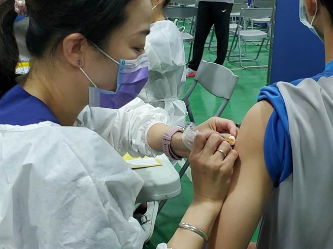 云林县家长关心教育会考将届，到校上课有其风险，云林县府宣布，国三生于考前一周5月16日至5月20日暂停实体课程，改为远距授课，图为国中生接种BNT疫苗。（本报资料照片）