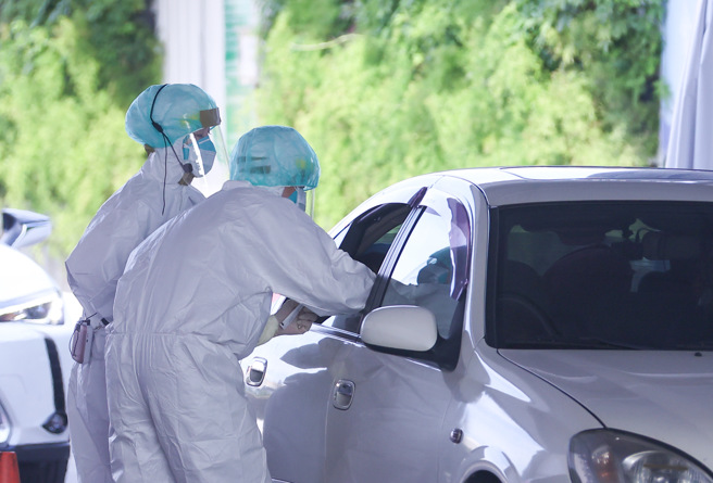 北士科车来速6日增设机车道，台北市长柯文哲表示会视情况延长服务时间。 许多民眾7日骑乘机车前往车来速做筛检。（罗永铭摄）