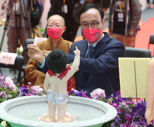 國民黨主席朱立倫8日出席2022國際蔬食文化節-浴佛祈福法會，回答媒體的問題。（鄭任南攝）