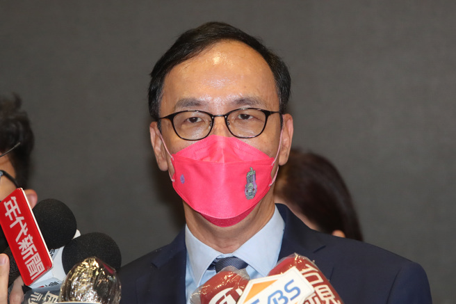 國民黨主席朱立倫8日出席2022國際蔬食文化節-浴佛祈福法會，回答媒體的問題。（鄭任南攝）