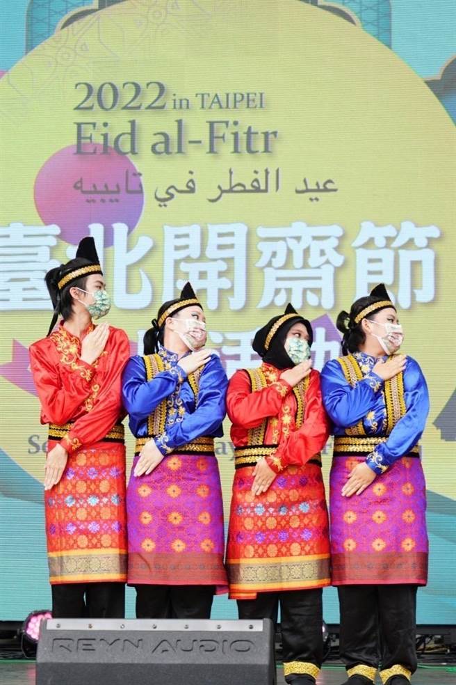 台北开斋节8日在大安森林公园热闹登场，现场也带来印尼传统舞蹈萨满舞表演。（北市观传局提供／张芷瑜台北传真）