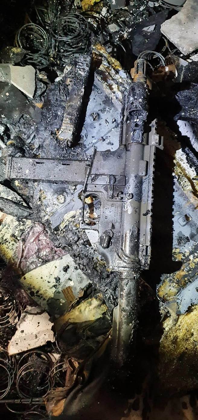 丰原家乐福附近出租套房8日窜出火舌，警消在3楼火场发现枪枝。（翻摄照片）