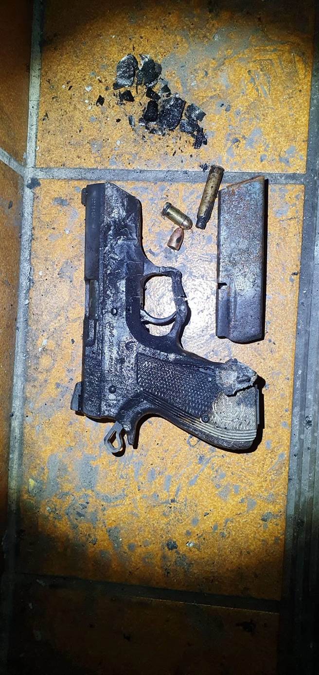 丰原家乐福附近出租套房8日窜出火舌，警消在3楼火场发现枪枝。（翻摄照片）