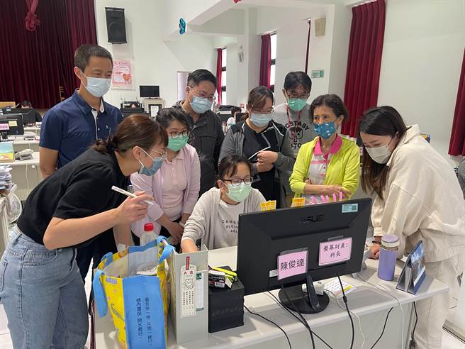 2022.05.08南投▲南投县确诊人数突破200人，防疫应变中心电话被民眾打爆，挑灯夜战到凌晨。（南投县府提供／陈淑芬南投传真）