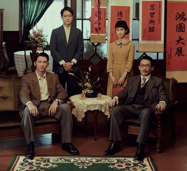 温升豪（前排左起、 郭子乾、薛仕凌（后排左起）连俞涵主演的《茶金》被誉为最美台剧。（公视提供）