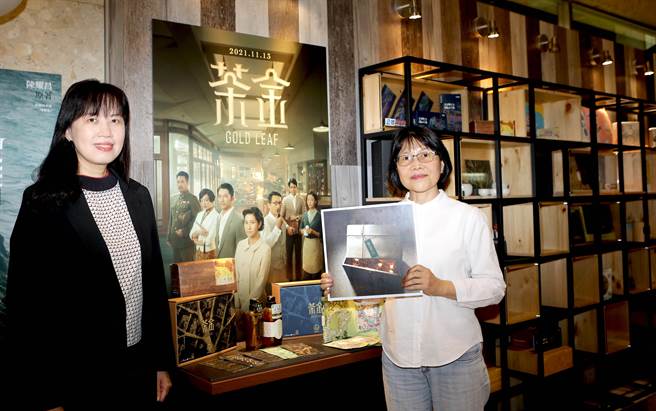 公视总经理徐秋华（左）与资深制作人徐青云，共同宣告《茶金》回甘NFT5月16日线上开卖。（公视题供）