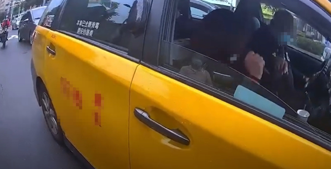 北市一名年約30歲的女子搭乘計程車，拒付車資，被司機載到派出所，蔡女情緒失控不願下車，大聲咆哮。（翻攝影片）
