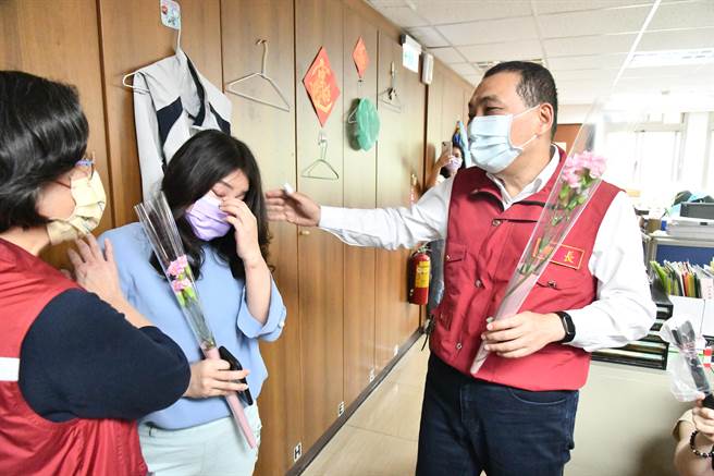 板桥卫生所护理长吴玮珊吴玮珊(中)向当面市长反映第一线执行过程遇到的问题，忍不住哽咽落泪。(新北市新闻局提供)