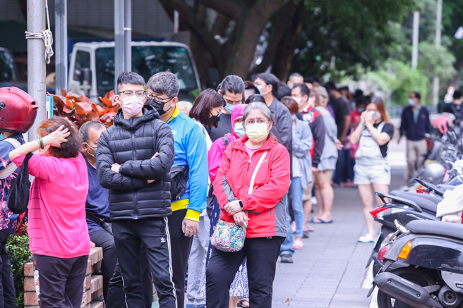 图为许多民眾前往联合医院和平院区接受PCR检测。（资料照／罗永铭摄）