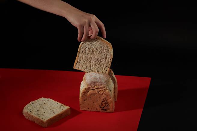 日香「蜂蜜芝麻冠军生吐司」选用日本进口一级麵粉，加入纯净黑芝麻粒及台湾龙眼蜜，诉求甜而不腻。（日香高级吐司专门店提供）