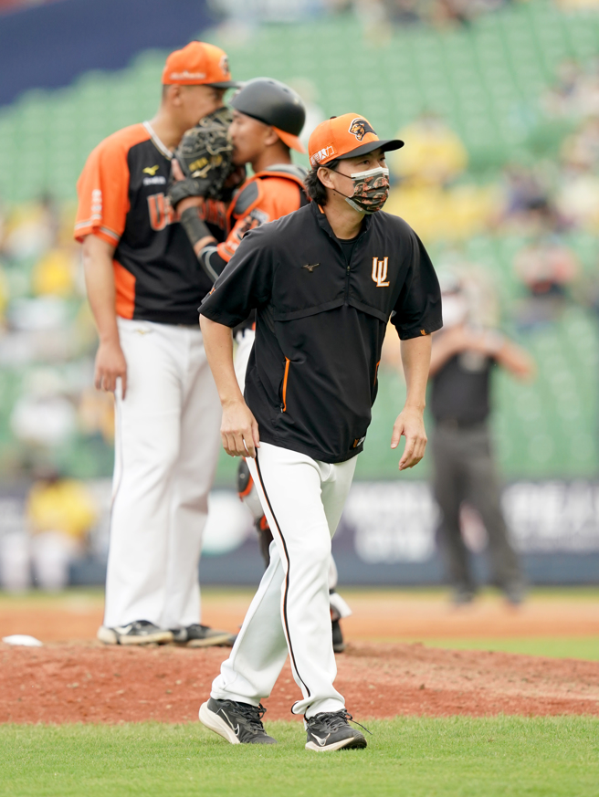 统一狮总教练林岳平第9局亲自上场喊暂停安抚投手。（统一狮提供）