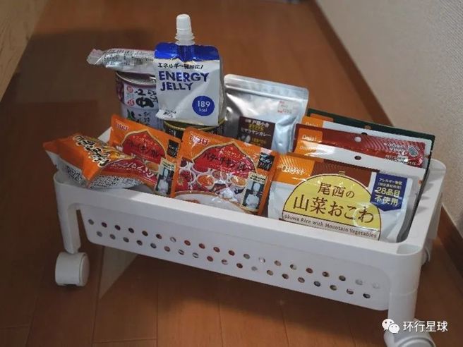 笔者家里的「非常食」储备，平常放在床下。（作者提供）